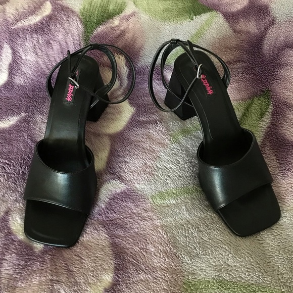 Wild Diva Ankle Strap Block Heeled Sandal - Picture 3 of 10